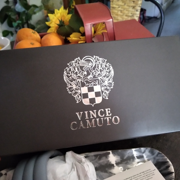 Vince Camuto "Kandler" puffy flip flop - Picture 6 of 7